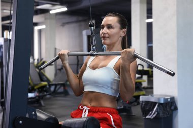 Spor salonunda atletik kadın antrenmanı.