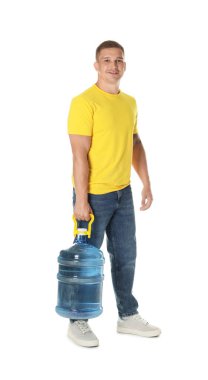 Beyaz arka planda soğuk su şişesiyle gülümseyen teslimatçı.