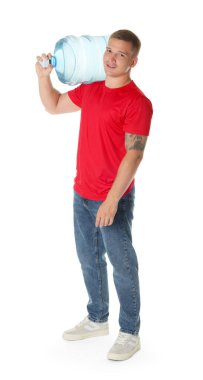 Beyaz arka planda soğuk su şişesiyle gülümseyen teslimatçı.