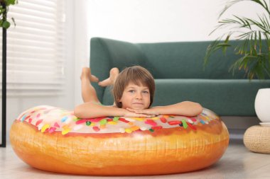 Denizde tatilin hayalini kuruyorum. Şişme halkalı küçük çocuk içeride.