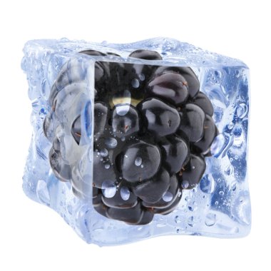 Buz küpündeki taze böğürtlen beyaza izole edilmiş.