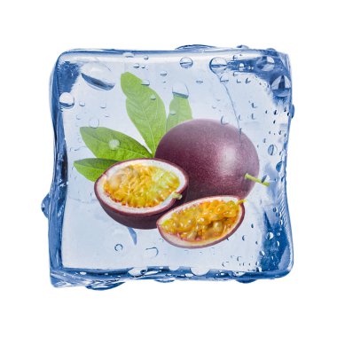Beyaz arka planda buz küpünde taze tutku meyveleri