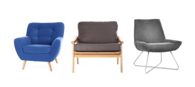 Beyazlara ayrılmış farklı sandalyeler, set. Mobilyalar şık.