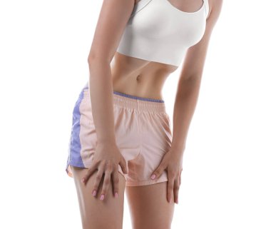 Beyaz arka planda karın boşluğu egzersizi yapan kadın, yakın plan.