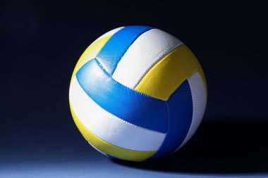 Koyu arkaplanda renkli bir voleybol topu