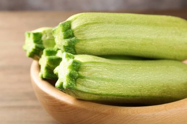 Masada taze olgun kabaklar, yakın plan.