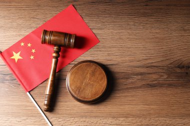 Yargıç tokmağı ve Çin bayrağı ahşap masa üzerinde, üst manzara. Metin için boşluk