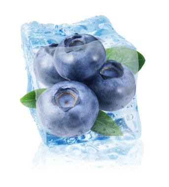 Beyaz arka planda olgun yaban mersini ve yeşil yapraklar buz küpünde