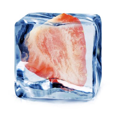 Buz küpündeki taze çileğin yarısı beyaza izole edilmiş.