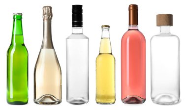 Farklı alkollü içeceklerle dolu şişeler beyaz sette izole edilmiş.