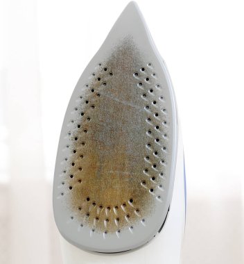 Kapalı alanda yanmış kalıntı ve ölçekli demir tabanlı giysiler.