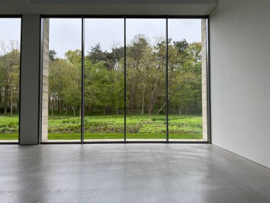 Panoramik pencereli ve gri zeminli boş oda