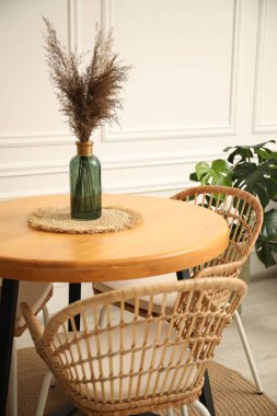 Yemek odasında dekor ve şık sandalyeli ahşap masa.