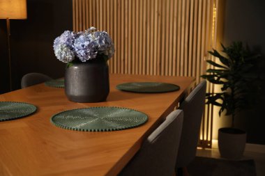 Güzel çiçekler ahşap masada akşam yemeğinde, yakın planda.