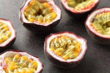 Gri masada taze tutku meyveleri, yakın plan.