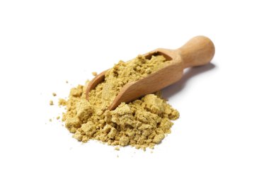 Kurutulmuş hardal kepçesiyle beyaz üzerine izole edilmiş.