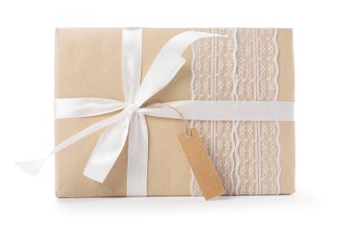 Hediye kutusu boş etiketi üzerinde beyaz izole