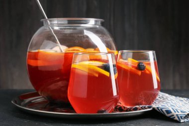 Siyah masada meyveli punç, yakın plan. Tazeleyici içecek.