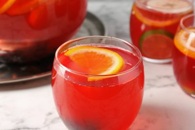 Beyaz mermer masaya meyveli punç, yakın plan. Tazeleyici içecek.