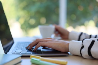 Kahveli kadın masadaki laptopta arka planı bulanık, yakın plan...