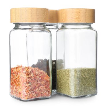 Beyaza izole edilmiş cam kavanozlardaki Aromatik baharatlar