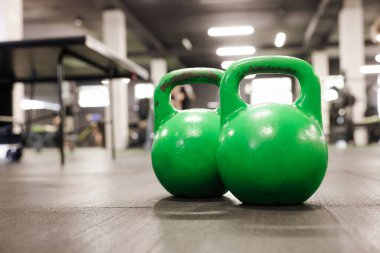 Spor salonunda yerde yeşil çaydanlık, yakın plan. Metin için boşluk