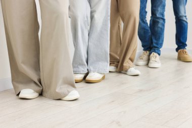 İçerde kuyrukta bekleyen bir grup insan, yaklaşın.