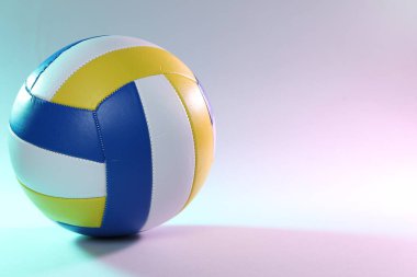 Hafif arka planda renkli bir voleybol topu. Metin için boşluk