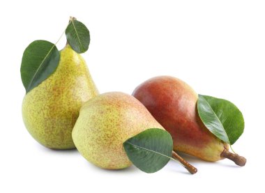 Taze armutlar ve beyaz yapraklar.