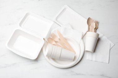 Beyaz arkaplanda tek kullanımlık sofra takımı, düz konum