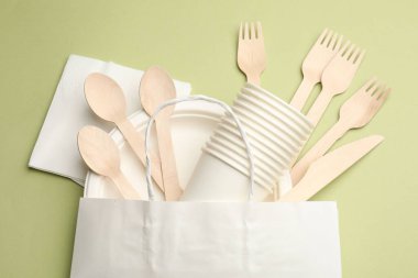 Zeytin arkaplanda tek kullanımlık sofra takımı, düz konum