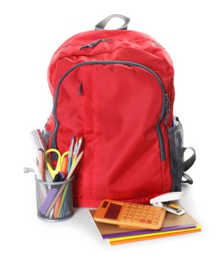 Beyaz üzerinde farklı kırtasiye malzemesi olan kırmızı sırt çantası