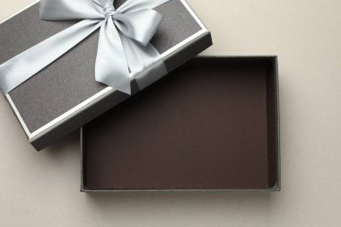 Açık gri arkaplan üzerinde güzel kapaklı hediye kutusunu aç, üst görünüm
