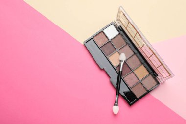 Renkli arka planda aplikatörü olan güzel bir göz falı, üst manzara. Metin için boşluk