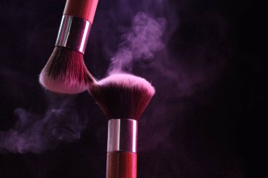 Siyah arkaplanda renk farlı makyaj fırçaları, yakın plan