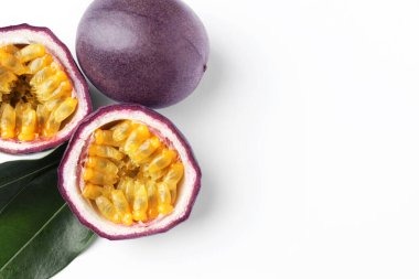 Beyaz arka planda yeşil yapraklı taze tutku meyveleri. Metin için boşluk