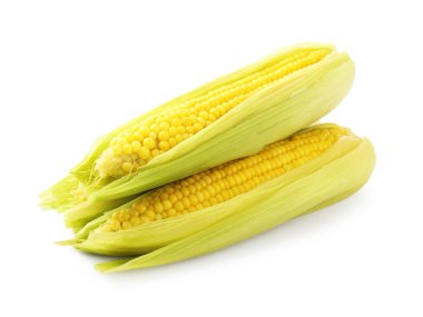 Üç lezzetli haşlanmış mısır koçanı beyazda izole edilmiş.