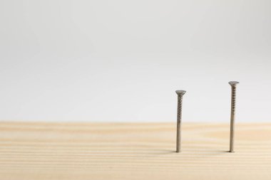 Beyaz arka planda tahta çiviler, yakın plan. Metin için boşluk