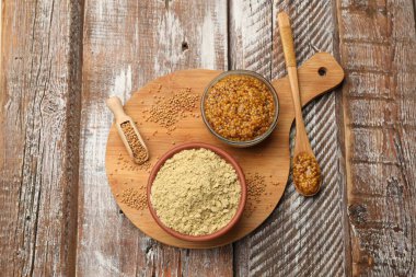 Ahşap masa üzerinde farklı hardal türleri, üst görünüm