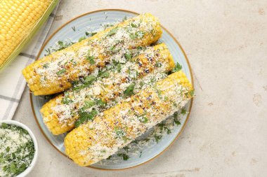 Masada maydanozlu ve peynirli mısır koçanlarının tadı açık.