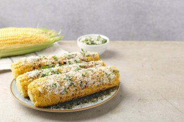 Masada maydanozlu ve peynirli mısır koçanları. Metin için boşluk