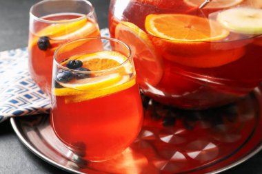 Siyah masada meyveli punç, yakın plan. Tazeleyici içecek.