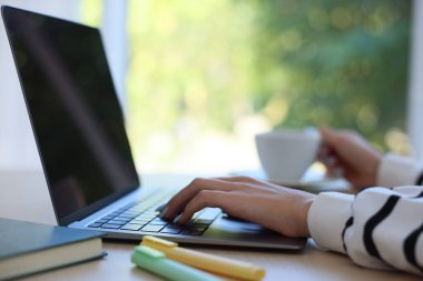 Kahveli kadın masadaki laptopta arka planı bulanık, yakın plan...