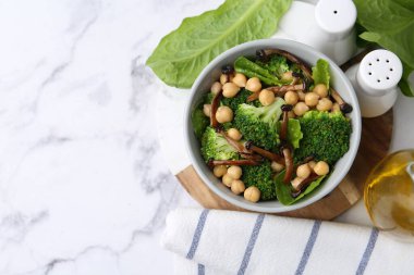 Shimeji mantarlı lezzetli salata, nohut ve brokoli kasede beyaz mermer masada, düz yerde. Metin için boşluk