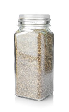 Cam kavanozdaki siyah biber beyaza izole edilmiş. Aromatik baharat