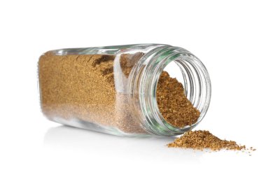 Beyaz üzerine izole edilmiş cam kavanozda (Farsça kimyon) öğütülmüş. Aromatik baharat