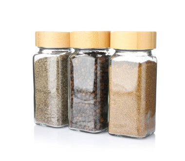 Beyaz kavanozlardaki farklı aromatik baharatlar.