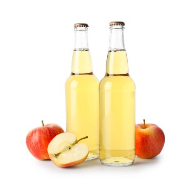 Cam şişelerde nefis elma şarabı ve beyaz elmalar.