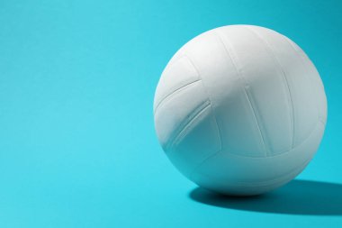 Açık mavi arka planda beyaz voleybol. Metin için boşluk