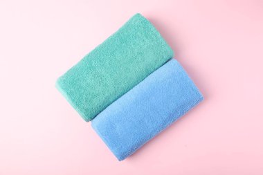 Pembe arka planda parlak havlular, üst manzara.